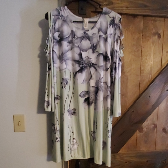 Flowery dress - Picture 1 of 5